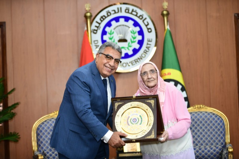 محافظ الدقهلية يُكرّم السيدة آمال ”83 عامًا” بعد حصولها على الدكتوراه