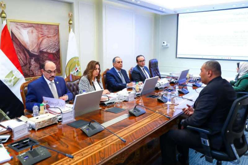 وزيرة التنمية المحلية والبيئة تترأس لجنة اختيار المُتقدمين على بعض الوظائف الشاغرة بالوزارة وتعلن الانتهاء من التقييم