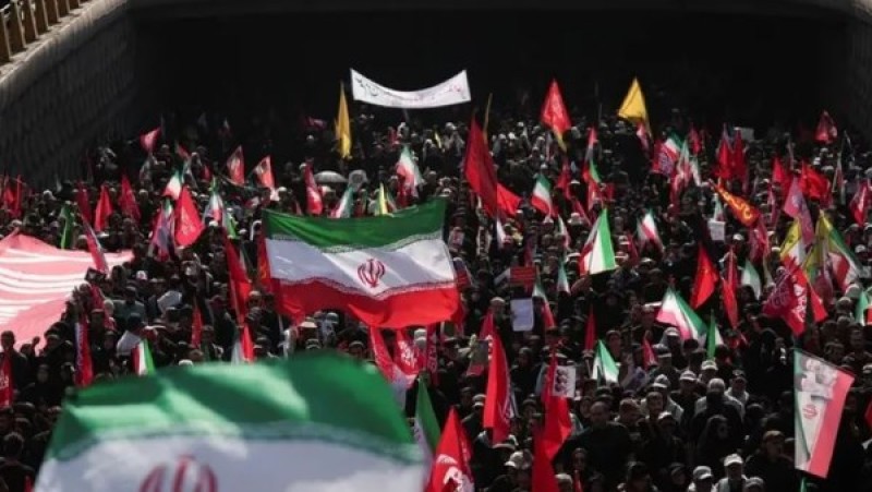 بمشاركة حشود غفيرة.. انطلاق موكب جنازة المرشد الإيراني في طهران