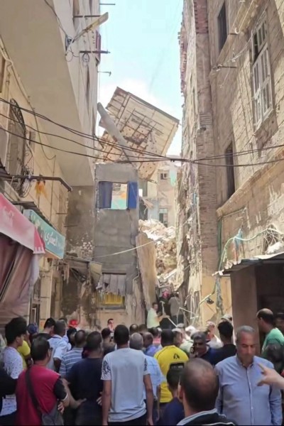 مصرع شخص في إنهيار عقار قديم ببحري ...وقرار هدم سابق يثير التساؤلات