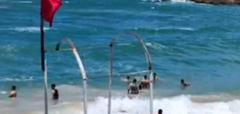 شواطئ الإسكندرية ترفع الرايات الحمراء