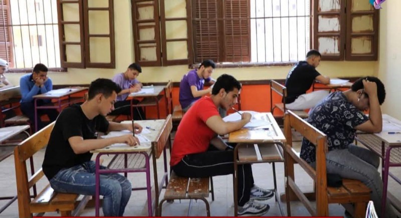 ضبط 3 طلاب بسماعات إلكترونية داخل لجنة امتحان الفيزياء بمدرسة قها الثانوية