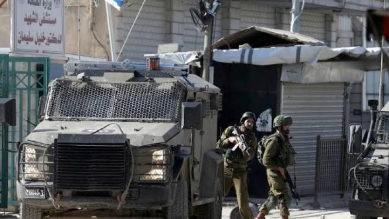 إصابات واعتقالات خلال اعتداءات قوات الاحتلال ومستوطنين على فلسطينيين في رام الله والخليل