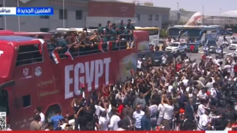 حافلة المنتخب تجوب مدينة العلمين الجديدة وسط استقبال جماهيري حاشد