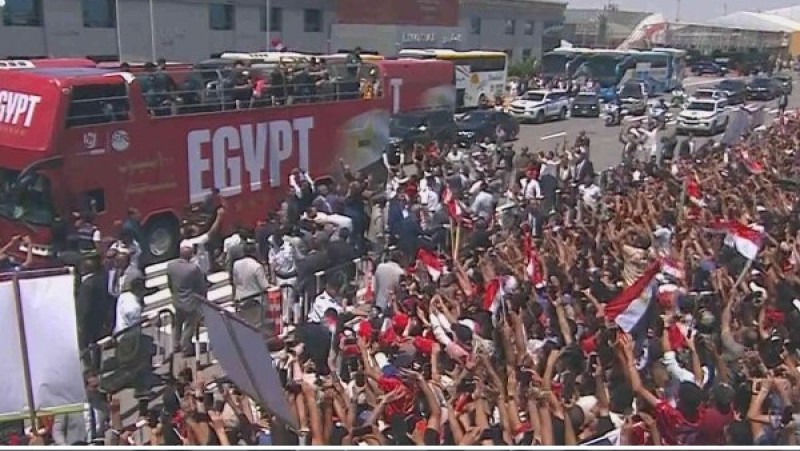 في احتفالات منتخب مصر.. مصطفي زيكو يرفع علم فلسطين