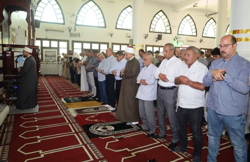 محافظ السويس أدى صلاة الجمعة بمسجد الهدى بحي الأربعين وسط جموع من المصلين