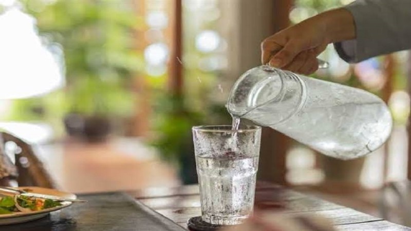 هل شرب الماء المثلج في الحر مضر؟