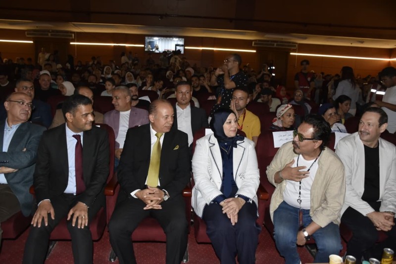 نائب المحافظ ورئيس جامعة المنصورة يشهدان العرض المسرحي ”مائة وثلاثون قطعة ” ضمن فعاليات المهرجان القومي للمسرح المصري