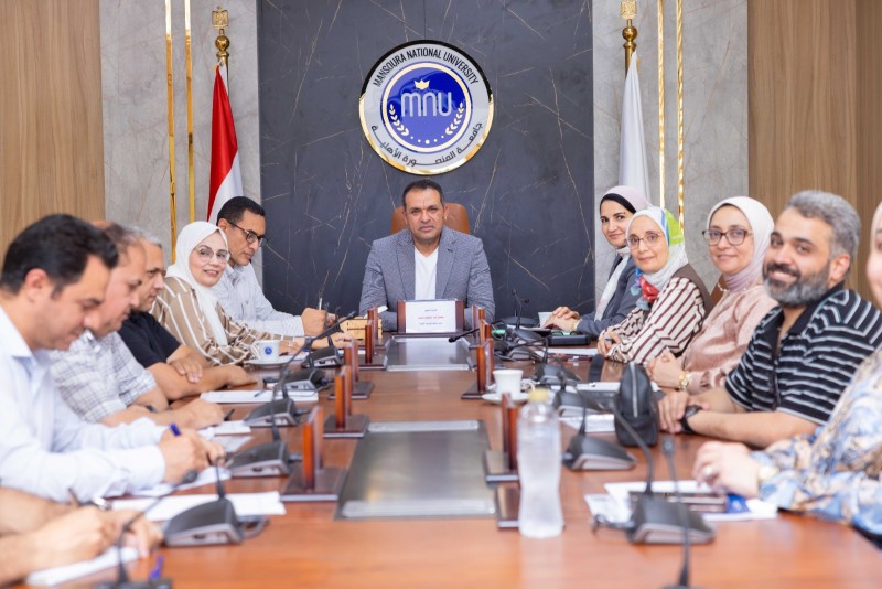رئيس جامعة المنصورة الأهلية يترأس اجتماع مجلس العمداء