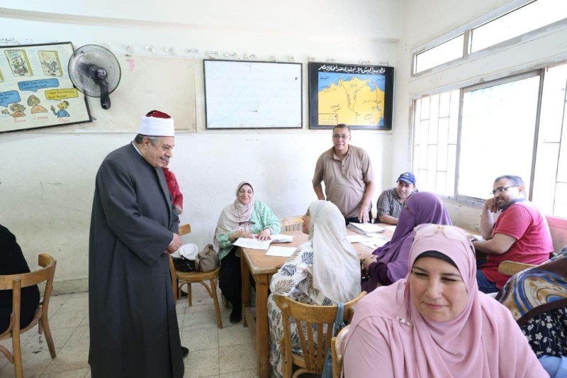 الشيخ أيمن عبد الغني يتفقد مركز تصحيح الشهادة الثانوية الأزهرية بمجمع مدينة نصر في أول أيام التصحيح