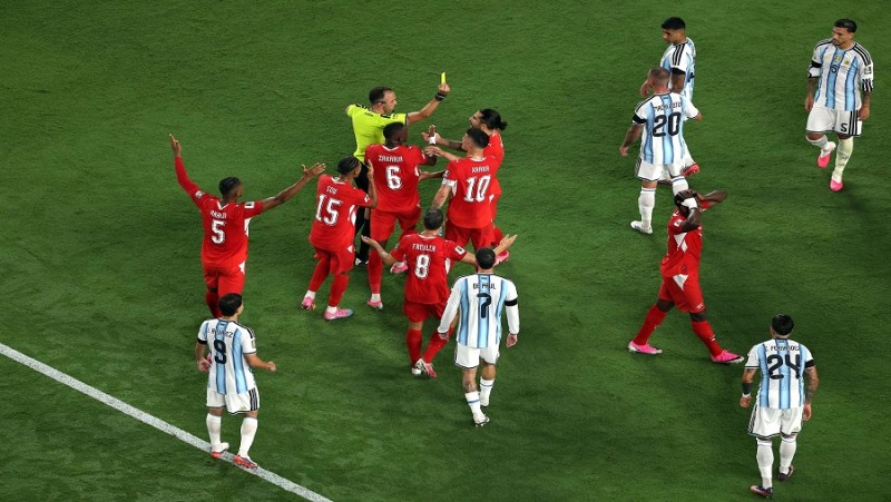 قانون غير مقبول.. مدرب سويسرا يفتح النار على التحكيم في كأس العالم