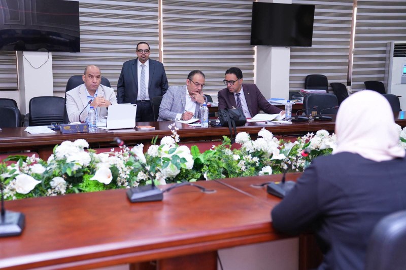 وزير العمل يختتم مقابلات المتقدمين للوظائف القيادية