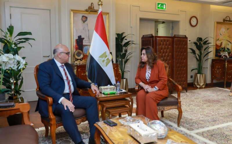 وزيرة التنمية المحلية والبيئة تتابع مع محافظ الإسكندرية وشركة المقاولون العرب جهود تحسين مستوي النظافة بالإسكندرية