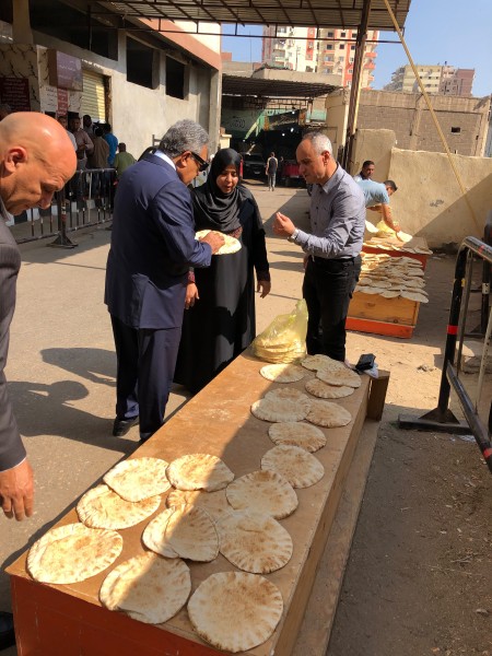 محافظ الدقهلية يتابع انتظام سير العمل بمخبز المحافظة الكبير للخبز المدعم بالمنصورة