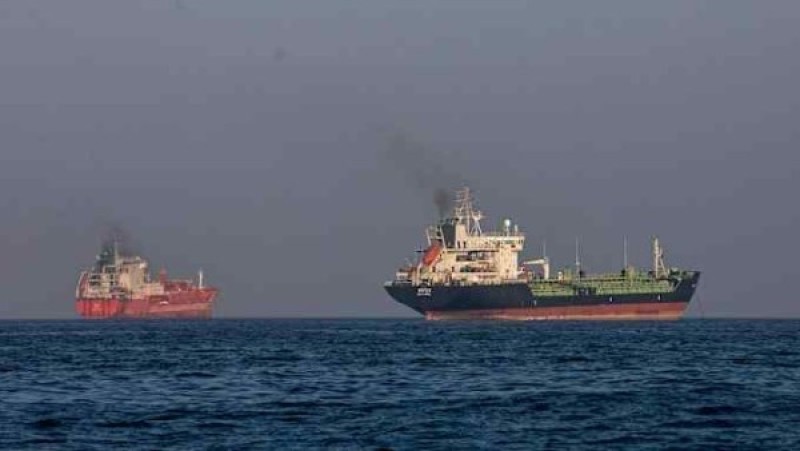 البحرية البريطانية: بلاغ بتعرض ناقلة نفط لهجوم صاروخي خلال عبورها المسار الجنوبي بمضيق هرمز