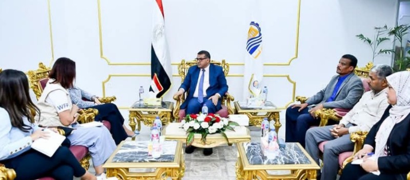 محافظ قنا يبحث مع وفد برنامج الأغذية العالمي تعزيز التنمية الزراعية والاقتصادية بالمحافظة