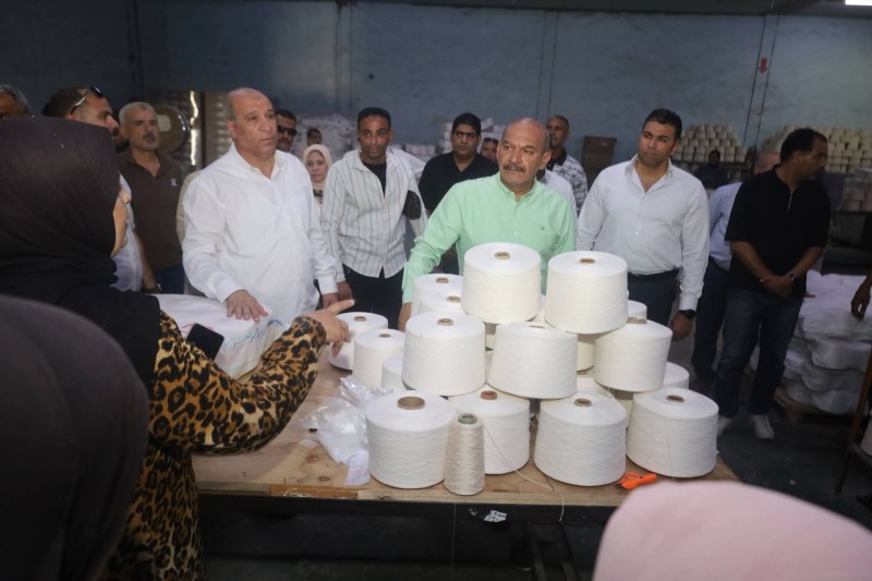 محافظ السويس يتفقد مصنع مصر إيران .. ويستعرض معوقات الإنتاج لاقرار الحلول لدعم الصناعة الوطنية