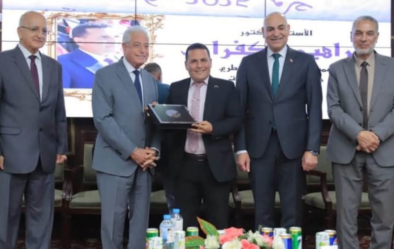 قيادات جامعة مدينة السادات الأهلية تكرّم عميد كلية الطب البيطري تقديرًا لعطائه وتميزه