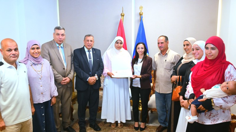 محافظ البحيرة تكرم أوائل الدبلومات الفنية