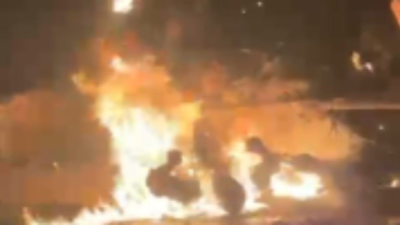 حريق ضخم على ساحل البحر المتوسط يجبر الفرنسيين على الهروب من منازلهم
