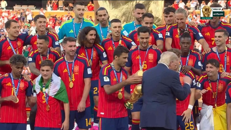ترامب يسلّم منتخب إسبانيا كأس العالم 2026