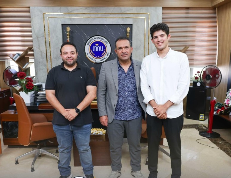رئيس جامعة المنصورة الأهلية يستعرض تطبيقًا ذكيًا لإدارة الأنشطة الرياضية ويمنح مبتكره منحة دراسية بنسبة 50% .. دعمًا للابتكار الطلابي