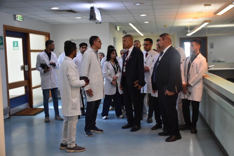 طلبة جامعة العين العراقية يلتقون رائد زراعة الكلى العالمي الدكتور محمد غنيم بجامعة المنصورة