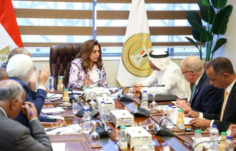 وزيرة التنمية المحلية والبيئة تبحث طلبات أعضاء مجلسي النواب والشيوخ لعدد من المحافظات