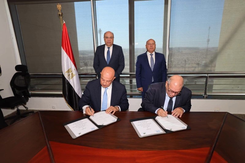 وزيرا النقل والطيران المدنى يشهدان توقيع بروتوكول لتنفيذ أعمال مشروعات رفع كفاءة وصيانة الممرات الرئيسية والخدمية والطرق الداخلية بالمطارات
