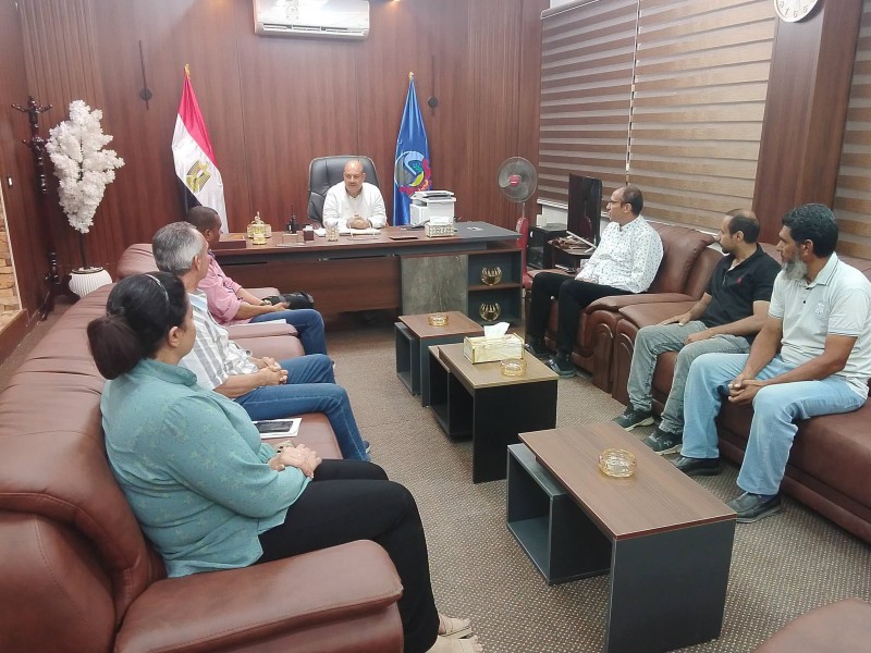 رئيس مركز ومدينة بدر يعقد اجتماعًا لحث المواطنين على سرعة تقنين أوضاع المحال التجارية واستخراج التراخيص