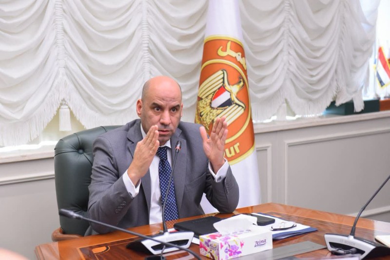 محافظ البحر الأحمر يستقبل وزير العمل بمطار الغردقة .. في مستهل جولة ميدانية لتعزيز التشغيل والتدريب المهني ودعم الاستثمار