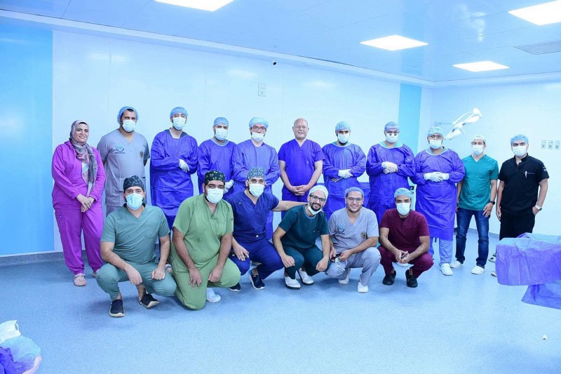 رئيس جامعة سوهاج يعيد الأمل لطفل أصيب بشلل كامل بالذراع .. في جراحة ميكروسكوبية دقيقة