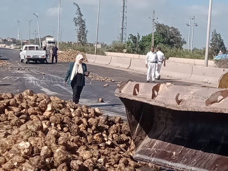 محافظ الدقهلية يؤكد سرعة الاستجابة لحالات الطوارئ في رفع سيارة نقل محملة بالبنجر بطريق رافد جمصه
