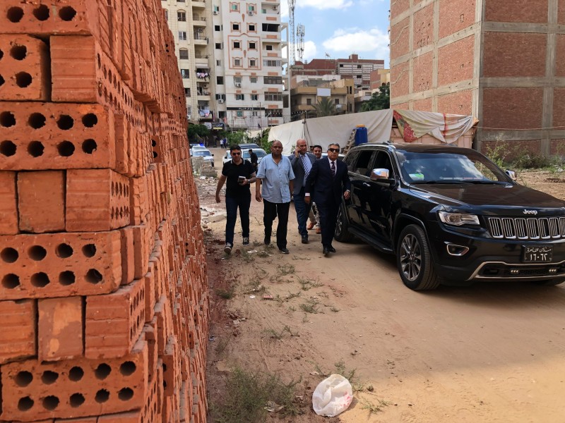محافظ الدقهلية يتفقد عقارات بطلخا سيرا على الأقدام ويشدد لا تهاون في مخالفات البناء