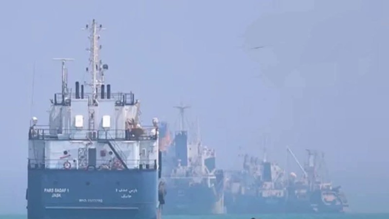 إيران متحكمة في المرور من مضيق هرمز .. تعلن إعادة ٥ سفن حاولت عبور  عبر مسار غير آمن
