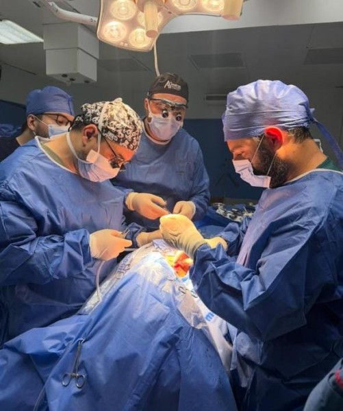 مستشفى الأطفال الجامعي بجامعة المنصورة تنجح في إنقاذ طفل ابتلع 20 جسمًا غريبًا بتدخلين متكاملين بالمنظار والجراحة