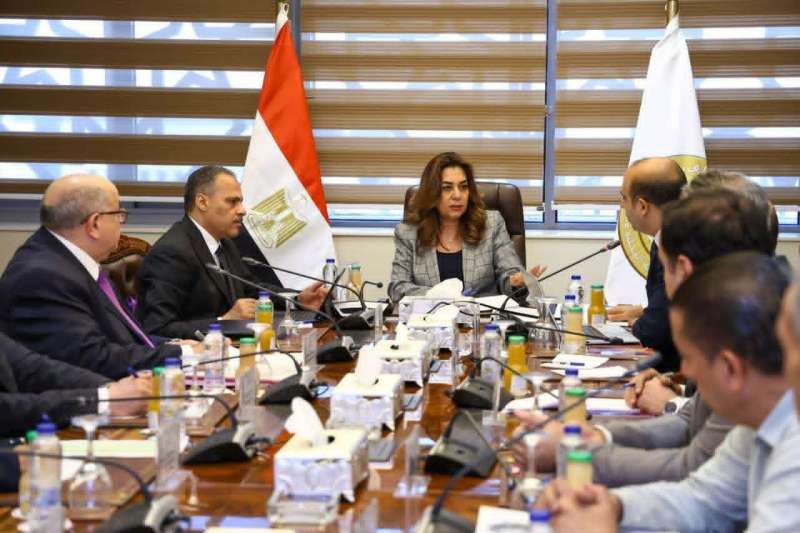 وزيرة التنمية المحلية والبيئة تعقد اجتماعا مع محافظ الشرقية لمتابعة الوضع الراهن لمنظومة المخلفات