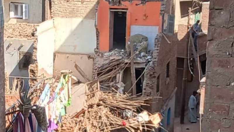 انهيار منزل 3 طوابق في أبنوب.. وانقطاع الكهرباء بالمنطقة المحيطة