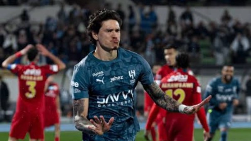 داروين نونيز يعرض نفسه مجانا على برشلونة.. والهلال يوافق على إعارته