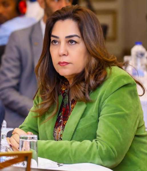 وزيرة التنمية المحلية والبيئة تتلقى تقريراً من مركز سيطرة الشبكة الوطنية للطوارئ بالوزارة لمتابعة تداعيات الهزة الأرضية بالمحافظات
