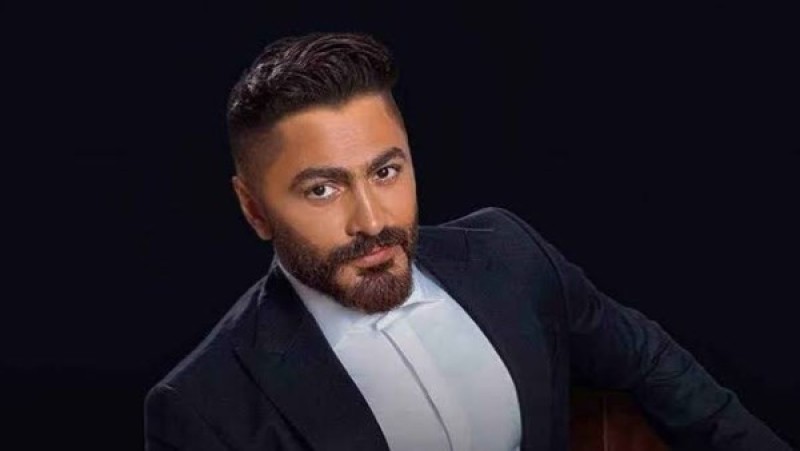 بعد وفاة والده.. أول رسالة مؤثرة من تامر حسني إلى جمهوره وزملائه