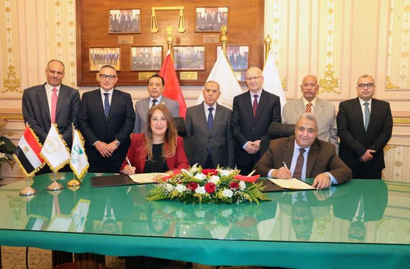”رئيس مجلس القضاء الأعلى” يوقّع بروتوكول تعاون مع ”الهيئة القومية للبريد”
