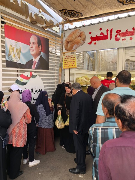 المحافظ يتفقد المعرض الدائم للسلع الغذائية بحي شرق المنصورة