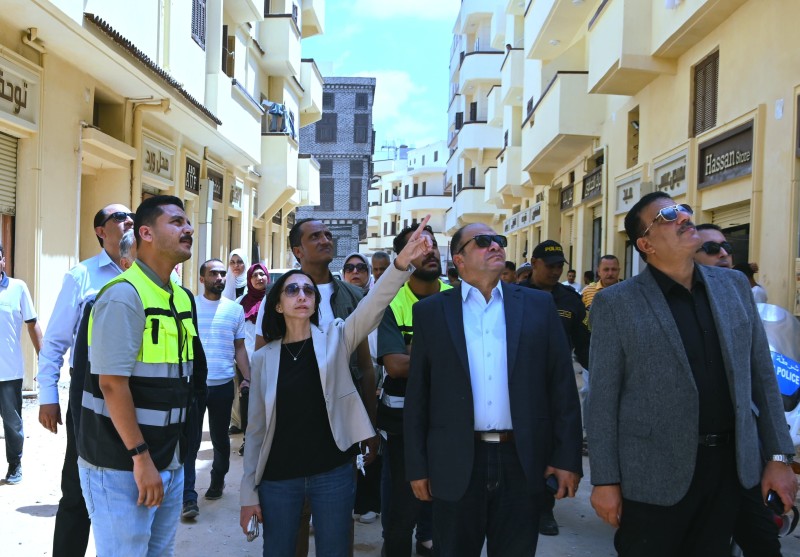 محافظ البحيرة تتابع أعمال تطوير شارع دهليز الملك برشيد.. وتوجه بسرعة استكمال المرافق وربط شبكات الصرف الصحي بالشبكة العمومية