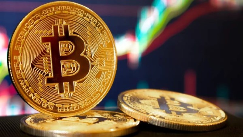 بيتكوين تستقر فوق 64 ألف دولار مع ترقب اتفاق لإعادة فتح مضيق هرمز