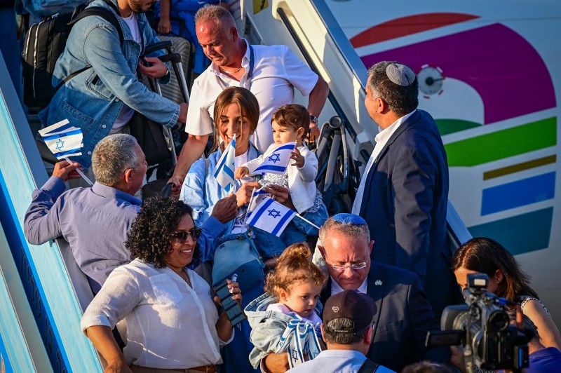 الحكومة الإسرائيلية تجمع اليهود وتعطيهم الجنسية .. 140 مهاجرا يهوديا من فرنسا