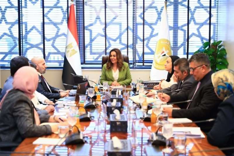 وزيرة التنمية المحلية والبيئة تتابع تنفيذ مشروع استعادة و زراعة أشجار المانجروف على سواحل البحر الأحمر
