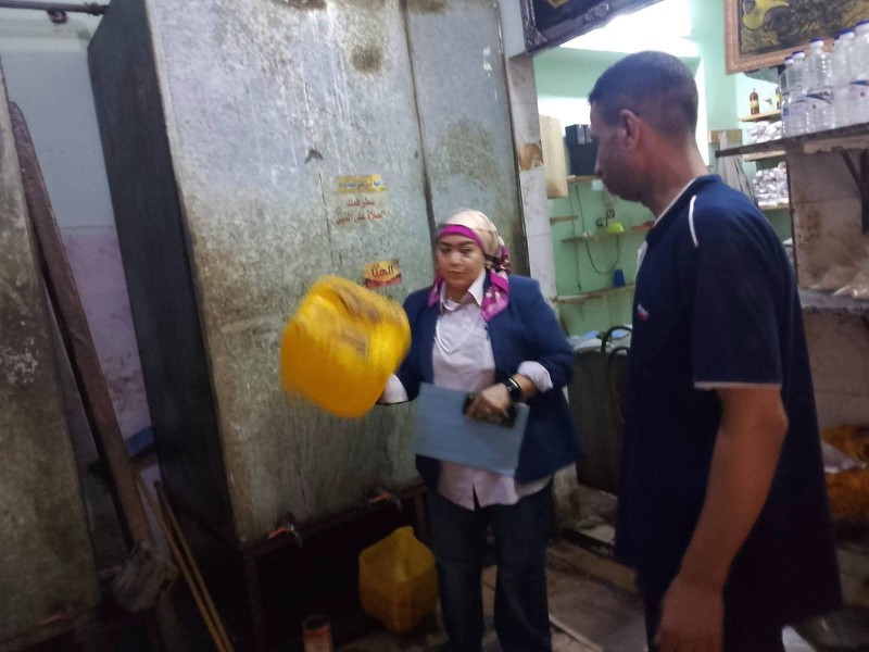 ضبط 4 أطنان من زيت الطعام مجهول المصدر داخل محل غير مرخص ببنها