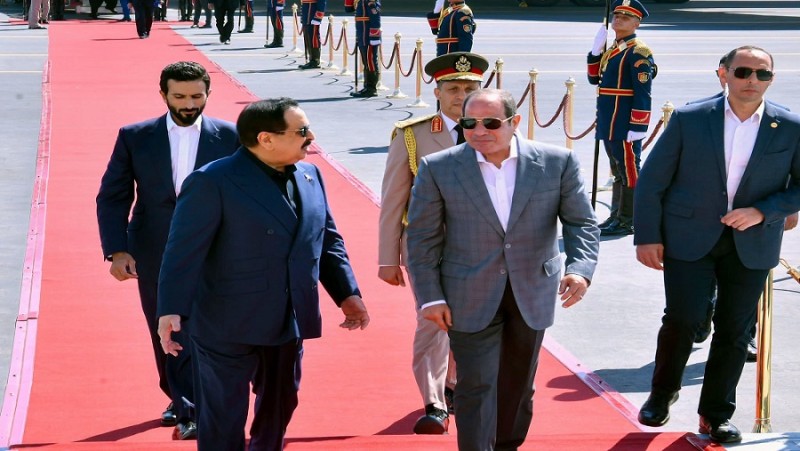 السيسي يودع ملك البحرين بمطار العلمين في ختام زيارته إلى مصر
