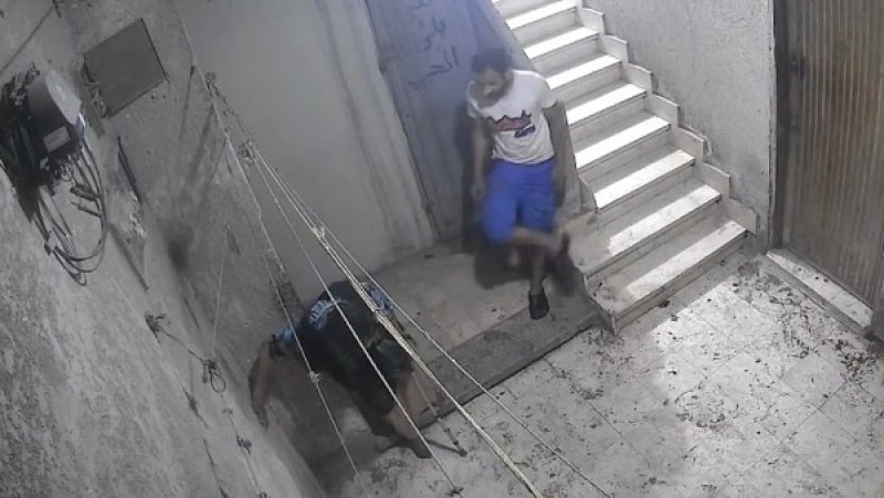 عقوق يهز القلوب.. فيديو يوثق طرد شاب لوالدته المسنة من منزلها بالقاهرة